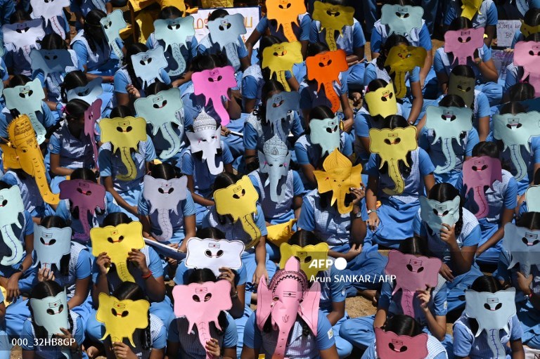 AFPphoto's tweet photo. #India - Children take part in an awareness campaign against the use of plastic ahead of the 'Ganesh Chaturthi' festival in Chennai.
📸 @ArunsankarKrish #AFP https://t.co/412vGAP9gp