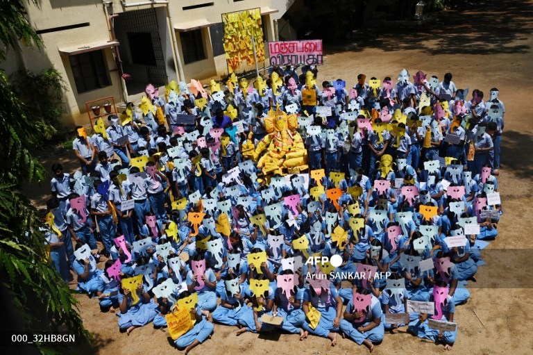 AFPphoto's tweet photo. #India - Children take part in an awareness campaign against the use of plastic ahead of the 'Ganesh Chaturthi' festival in Chennai.
📸 @ArunsankarKrish #AFP https://t.co/412vGAP9gp