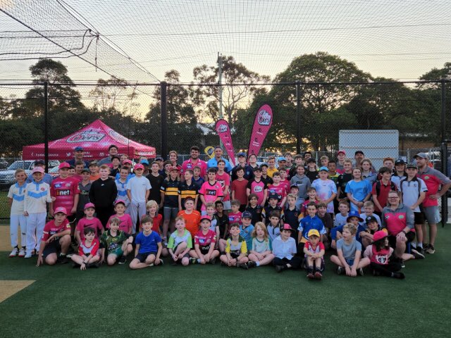 coxy_tim's tweet photo. Awesome couple of Days with Country Blitz in Newcastle/ Lake Macquarie with @akgardner97 @Mozzie21, Chris Tremain @claire_moore28 Girls clinic @SixersWBBL with new players  + Community open day with 200+ participants at Charlestown cricket Facility @CricketNSW #countryblitz https://t.co/MTq2hrnYhq
