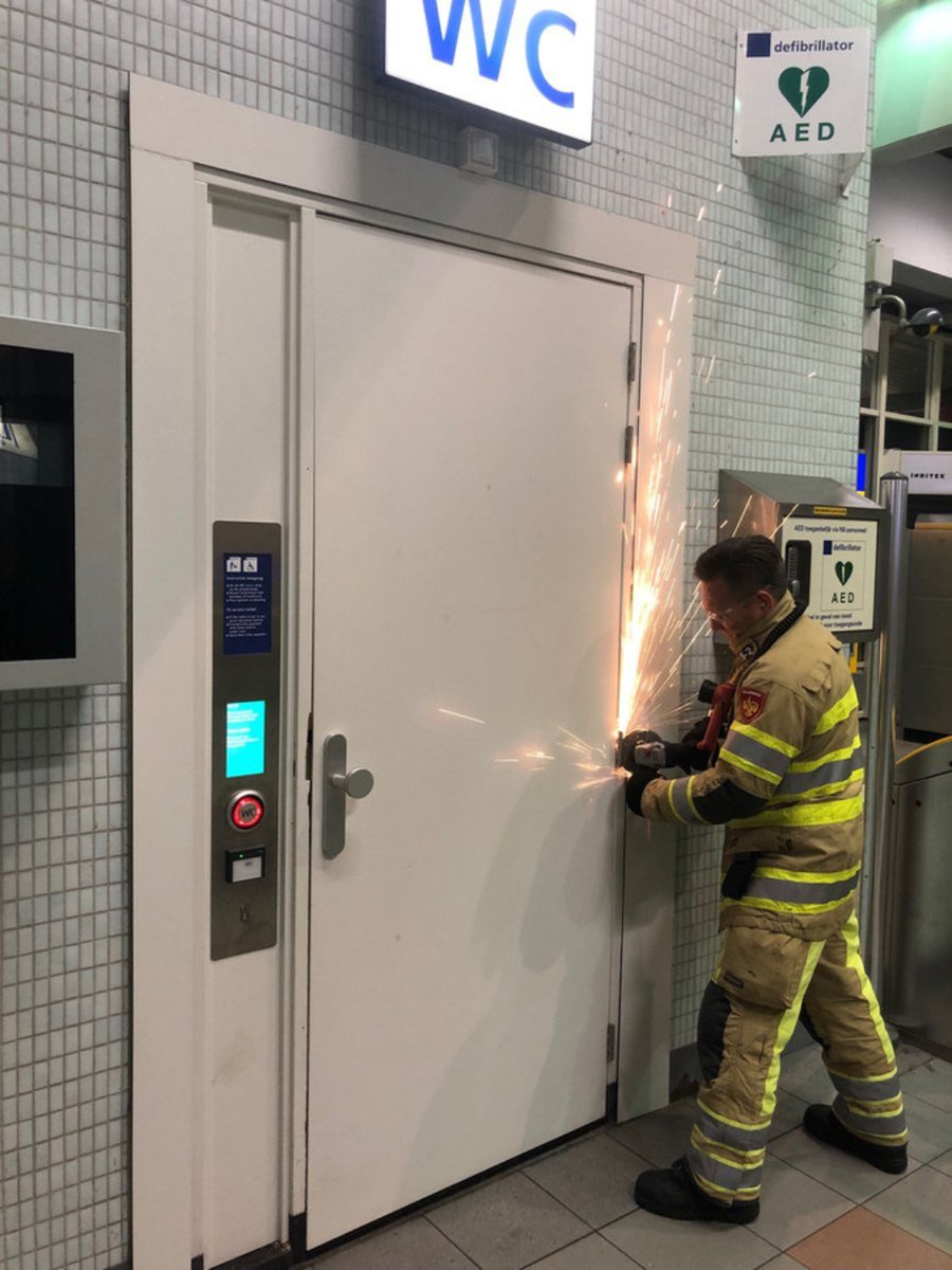 HarmmraH's tweet photo. @nino2102 @Mart_Smulders Brandweer heeft de grootste moeite met het openen van de deur. Zorgen om John nemen toe. https://t.co/wewmdutnVw