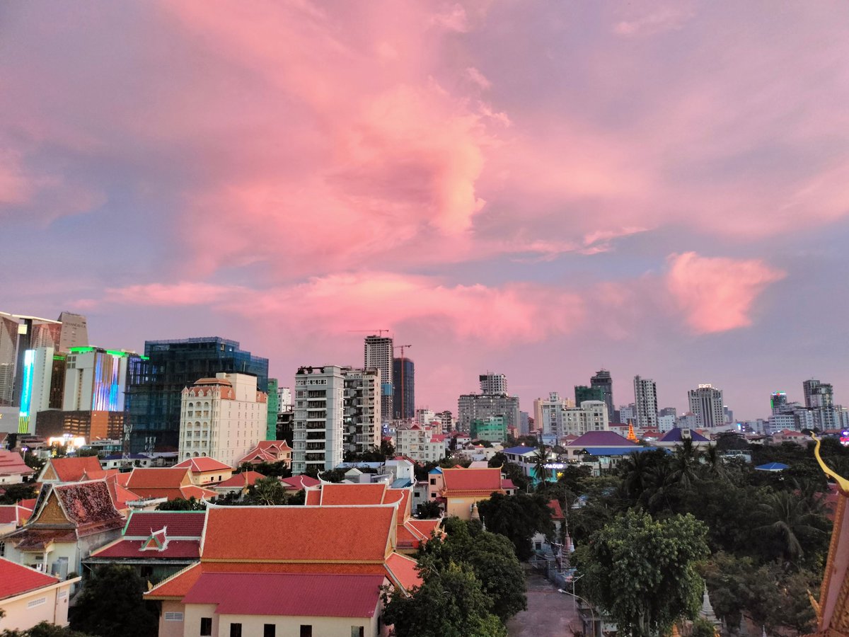 lindsaysbee's tweet photo. Hello beautiful sky 🌇🌇🌇
#phnompenh #cambodia https://t.co/6UcKAw6Ha6