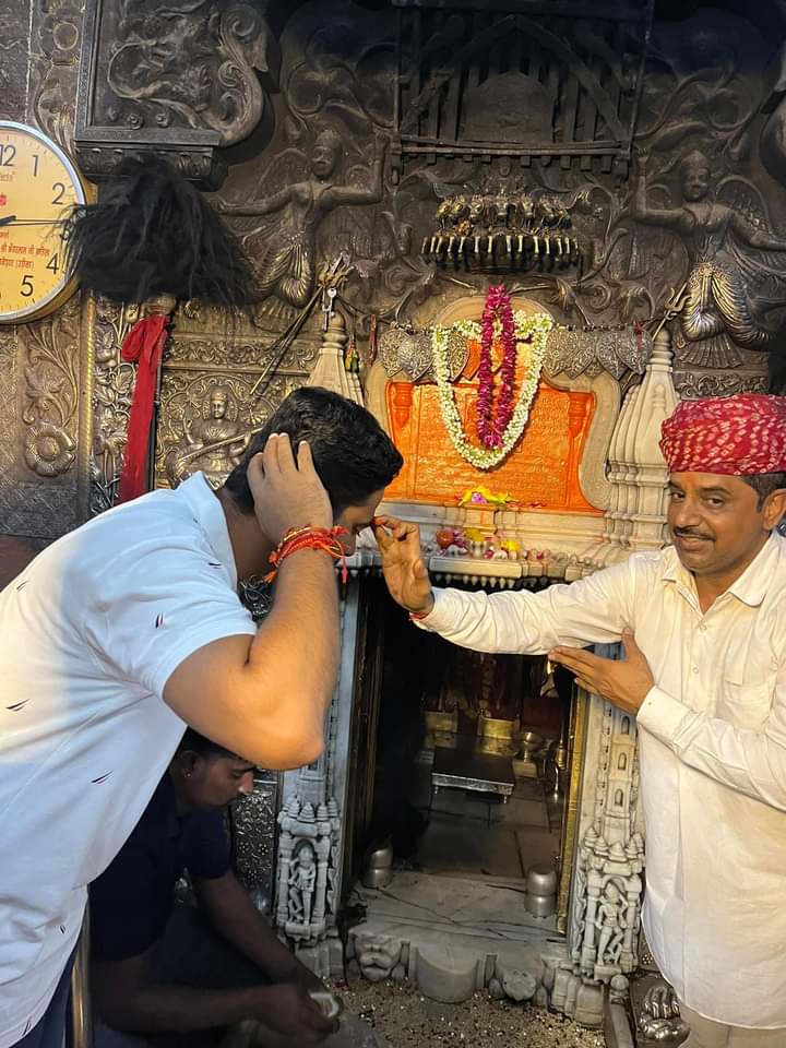 AjasarSunil's tweet photo. #जय_माँ_करणी🙏🚩
आज देशनोक में साथियों के साथ माँ करणी के दर्शन करने का सौभाग्य प्राप्त हुआ।
मातेश्वरी की कृपा हम सब पर बनी रहे।
~ अरविंद सिं��� भाटी
अध्यक्ष जोधपुर, विश्वविद्यालय https://t.co/jTZhDHMhbs