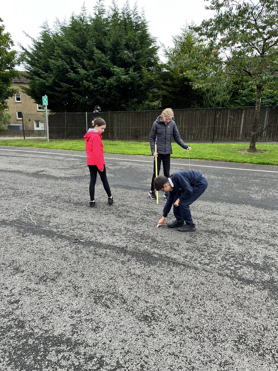 MrsCMuirCPS's tweet photo. Primary 7 have been learning all about circles and drew them outside labelling the radius and diameter. 😀🟢#outdoorlearning @carmondean_ps @MrsGilmourCPS https://t.co/N5u9zus09P