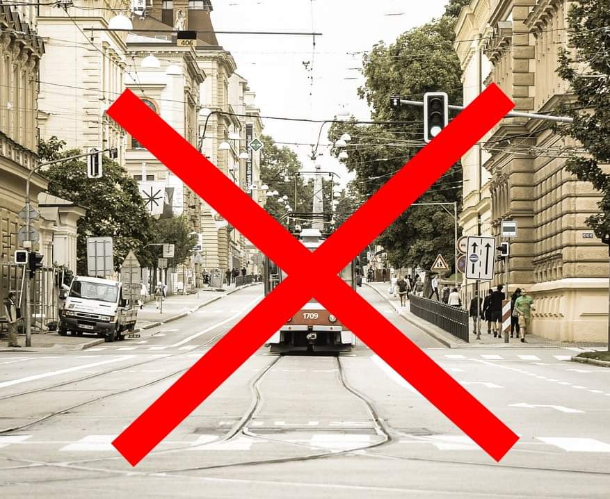 BrnoPlus's tweet photo. DPmB nemá sjednány dodávky elektřiny a plynu na příští rok. SAKO a Teplárny vyrábějí vlastní elektřinu. Řešení: takto vyrobenou elektřinu dodávat rovnou Dopravnímu podniku. Tomu ale dle dřívějšího vyjádření města brání právní předpisy. Proč tedy vedení nevyjednalo jejich změnu? https://t.co/kLj0b3BVXa