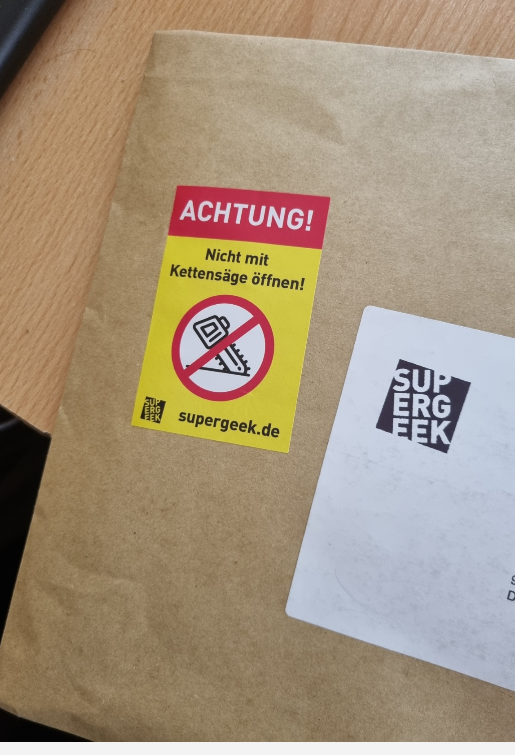 carlptr's tweet photo. Schöne Grüße von meinem lieben #Postboten an @supergeek_de: Ihr habt ihm mit dieser Sendung "den Tag versüsst". Danke für die schnelle Lieferung und das coole T-Shirt. https://t.co/uoj86CD8qK