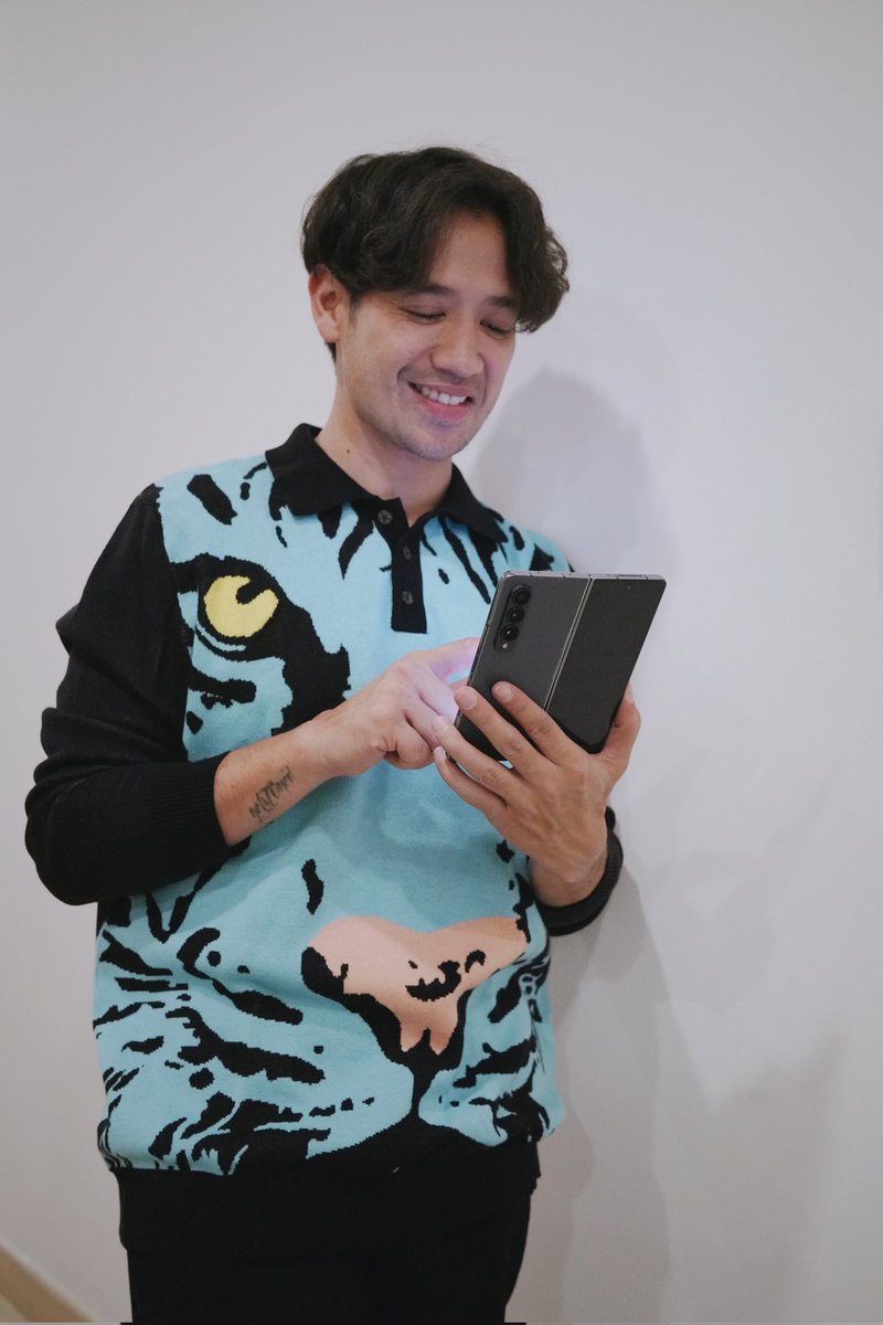 Gw suka bgt sama  #GalaxyZFold4 5G , fitur Multitaskingnya seamless bgt dengan Taskbar yang baru serta S Pen yang canggih, bikin gw #DoGreaterThanNow!
Buruan Pre-order sekarang! Dan dapetin promo up to 6,2 juta &amp; 1 year Full Protection dari Samsung Care+ spr.ly/ZFlip4-TW-Tarra