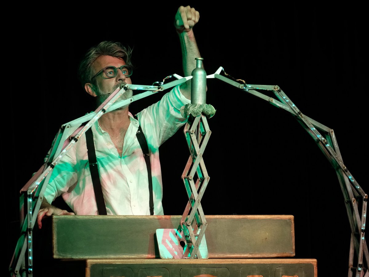 Das Stück "Quacksalver" des Sofie Krog Teater aus Dänemark bei der 6. Deutschen Figurentheaterkonferenz in Northeim hat die Fachkollegen der UNIMA und vom Verband Deutscher Puppenspieler (VDP begeistert - frenetischer Jubel !Ein Ein hochamüsantes Stück.