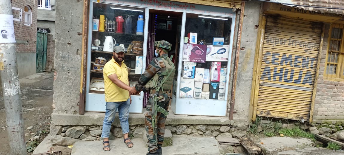 Parveen41062403's tweet photo. INTERACTION WITH LOCAL SHOPKEEPERS BY CHAK-I-DARA ARMY CAMP 30 AUG 22
#TuesdayVibes
#IndianArmyPeoplesArmy
#NayaKashmir
#NoTerrorismInKashmir
#AzadiKaAmritMahotsav
#Ganderbal
#RashtriyaRifles #صباح_الخير #قضية_كنو #العراق #جنتل2 #جورج_الراسي #لبنان #شكرا_كنو #مرتضى_منصور #Jammu https://t.co/snpq0RPi4t