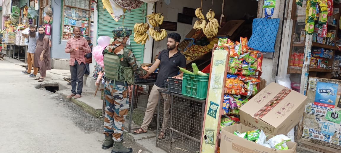 Parveen41062403's tweet photo. INTERACTION WITH LOCAL SHOPKEEPERS BY CHAK-I-DARA ARMY CAMP 30 AUG 22
#TuesdayVibes
#IndianArmyPeoplesArmy
#NayaKashmir
#NoTerrorismInKashmir
#AzadiKaAmritMahotsav
#Ganderbal
#RashtriyaRifles #صباح_الخير #قضية_كنو #العراق #جنتل2 #جورج_الراسي #لبنان #شكرا_كنو #مرتضى_منصور #Jammu https://t.co/snpq0RPi4t