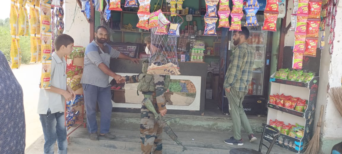 Parveen41062403's tweet photo. INTERACTION WITH LOCAL SHOPKEEPERS BY CHAK-I-DARA ARMY CAMP 30 AUG 22
#TuesdayVibes
#IndianArmyPeoplesArmy
#NayaKashmir
#NoTerrorismInKashmir
#AzadiKaAmritMahotsav
#Ganderbal
#RashtriyaRifles #صباح_الخير #قضية_كنو #العراق #جنتل2 #جورج_الراسي #لبنان #شكرا_كنو #مرتضى_منصور #Jammu https://t.co/snpq0RPi4t