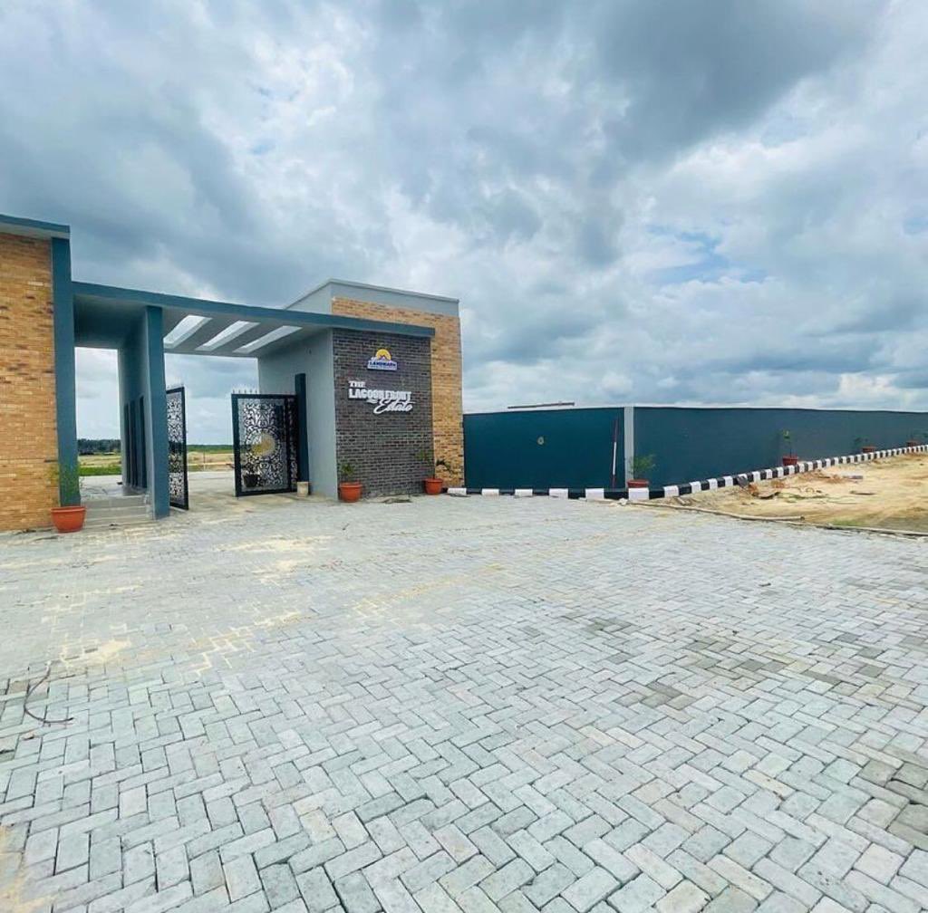 vicbeatz_'s tweet photo. One of the reason why the cheapest plot of land in Banana Island costs ₦900M is its access to the Lagos Lagoon.

Here’s your chance to own a property by the Lekki Lagoon with ₦1M initial deposit.

The Lagoon Front Estate is situated in Alaro City, Epe, Lagos &amp; is 💯 Dry Land. https://t.co/IRnSvdEF5F