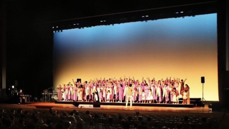 PraiseBreak_Go's tweet photo. 目黒 to 横濱 大ホールで♫
TiA's choir #横濱ゴスペル祭 でした！

総勢95名のTiA's クルー 
0〜70代の大好きなファミリー❤️

TiAさんの歌と皆んなの歌声と会場と一体感を堪能しました🥰
こうして絆がぐんぐん💕
紡がれていくんですね😌💕🙌

Next→京都下御霊神社へ⛩ 💕👊#TiA https://t.co/eNJStNpCMH
