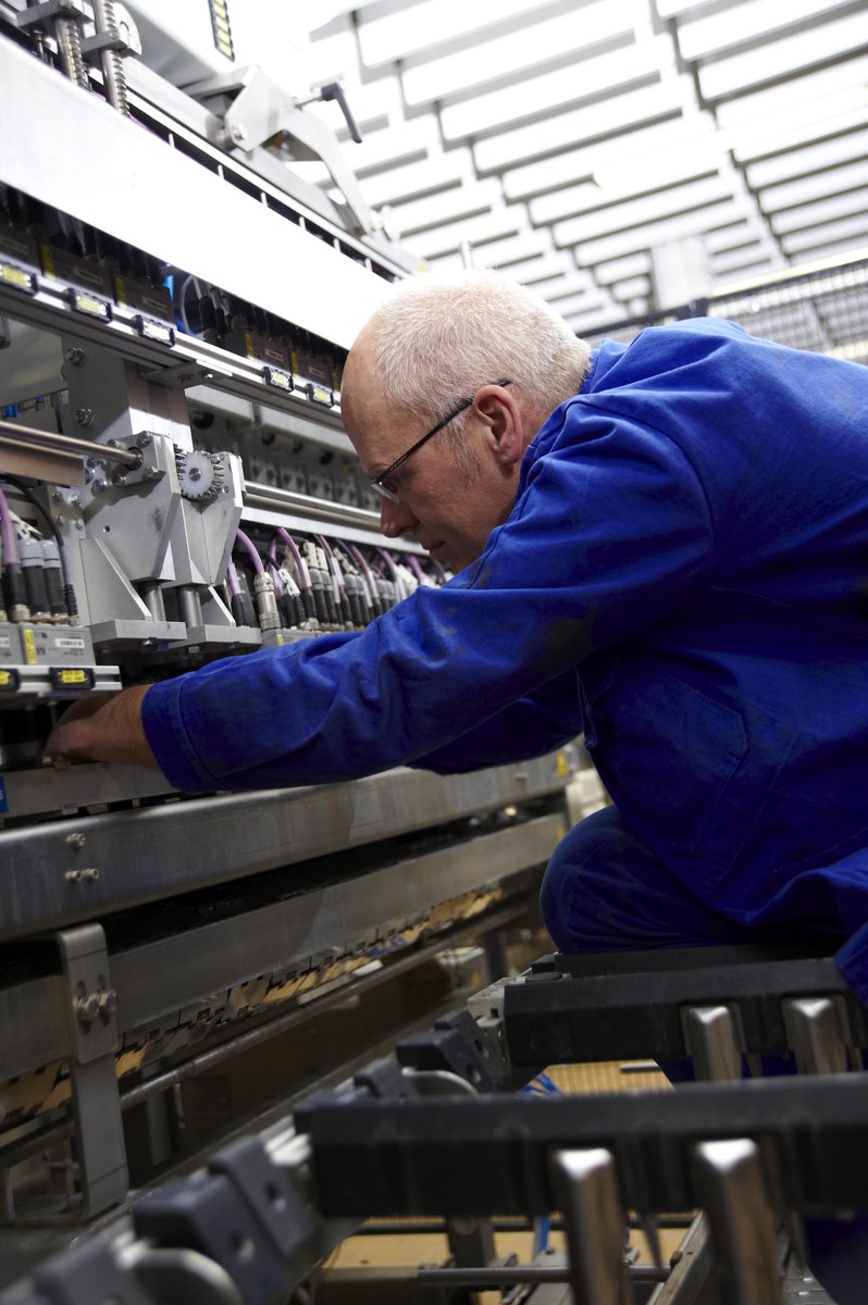 KronesAG's tweet photo. What if we told you, that you don't always have to invest in new #machines to keep up the pace with new market developments?👀 Let our #LifeCycleService help you to modify your old machine to match it to the latest requirements and #trends. 🦾 https://t.co/avwNg2hRgl