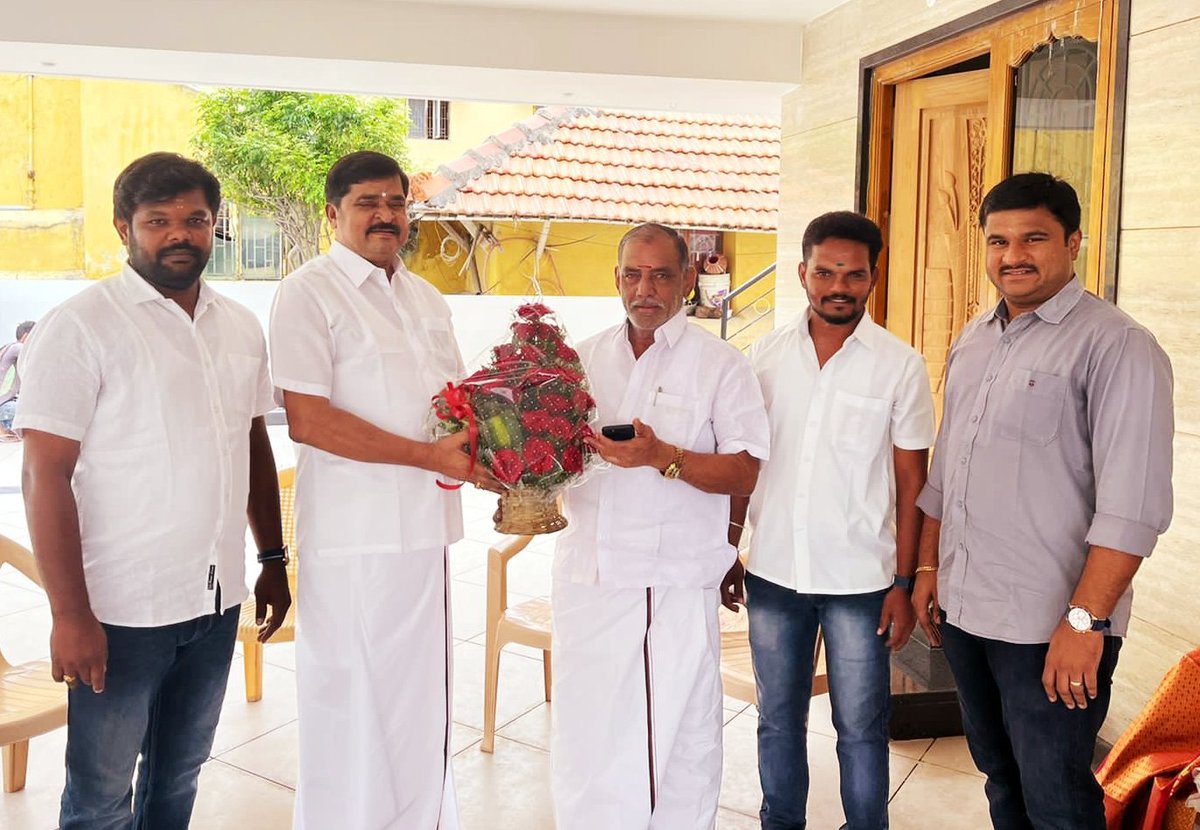 PayyaKrishnan's tweet photo. கழக தலைவர் @mkstalin அவர்களின் தலைமையேற்று அதிமுக விலிருந்து விலகி அண்மையில் மாண்புமிகு முதல்வர் அவர்களின் முன்னிலையில் @arivalayam இணைந்த அதிமுக முன்னாள் சட்டமன்ற உறுப்பினர் திரு.வி.சி.ஆறுக்குட்டி அவர்கள் மரியாதை நிமித்தமாக என்னை சந்தித்தனர். அவருக்கு என் மனமார்ந்த வாழ்த்துக்கள் https://t.co/3itktvz5f5
