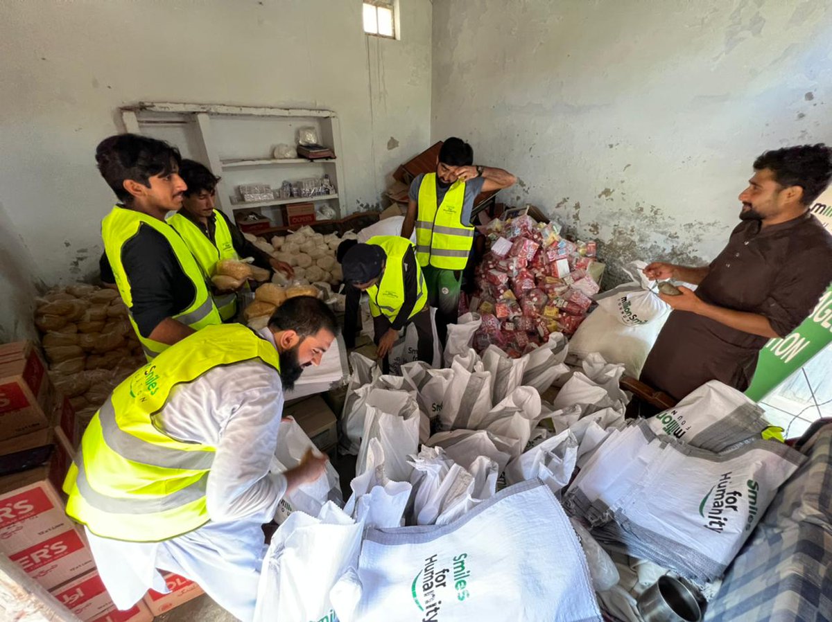 MSfoundationPK's tweet photo. Flood Relief by Million Smiles Foundation !

Ration for more than 150 families packed and ready for distribution in different affected areas of Taunsa Sharif.

#MillionSmiles #Humanity #Corporate #Floods https://t.co/HuWGf35rdJ