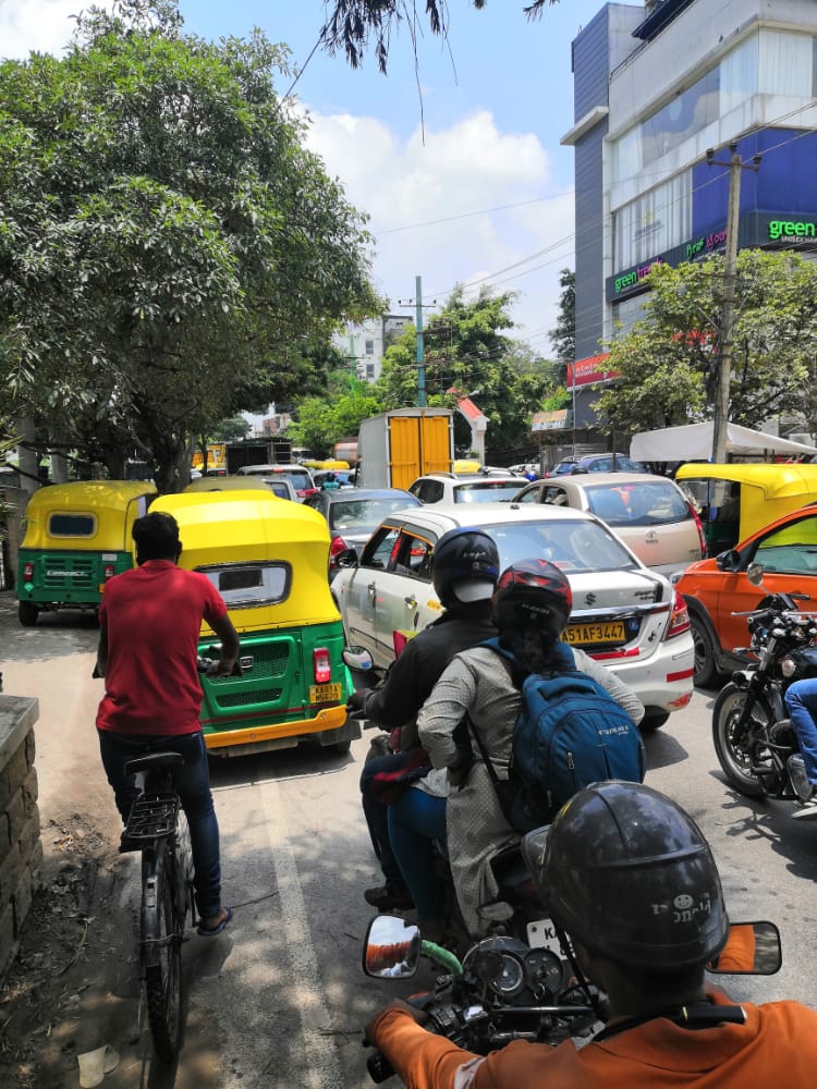 VaibhavWith's tweet photo. #bangaloretraffic #bangalorerains https://t.co/A1DMDxQVfN