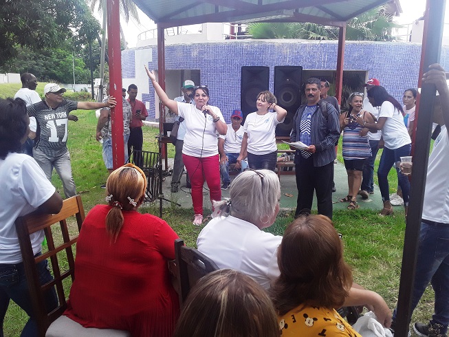 Maestros graduados hace 33 años en la Formadora de Camagüey se reencontraron con inmensa alegría, rememoraron gratos momentos durante los años de estudios  y reafirmaron seguir sirviendo a la enseñanza del país, en cualquier lugar donde se encuentren...#Camaguey