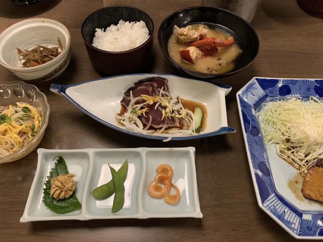 食べた物が身体になる と言いますが
大会の時に泊まった宿のご飯が豪華すぎたので自慢させてください笑

ウチワエビに伊勢海老、カツオのたたき…これぞ高知🐟

高知の事知らない方も多いと思います、合宿地の候補にどうですか？