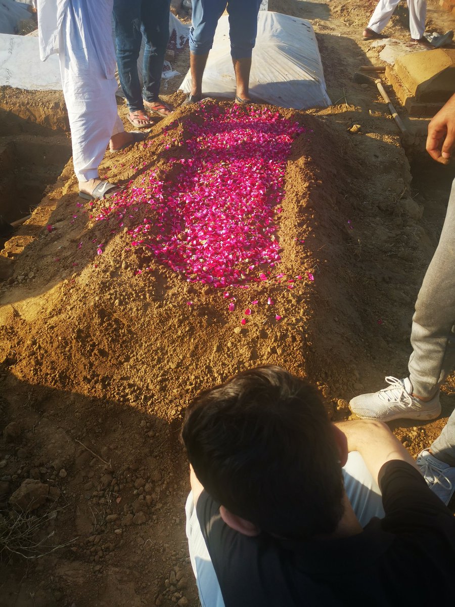 DanishSadia's tweet photo. اِنّا لِلّٰهِ وَاِنّا اِلَيْهِ رَاجِعُوْن!
کاوش مہدی کی بیٹی کی وفات پر تعزیت پیش کرتے ہیں.
اور اللہ تعالیٰ سے دُعا گو ہیں کہ معصوم پری کو جنت میں اعلیٰ مقام اور ماں باپ کو اولاد کے اس دکھ کو برداشت کرنے کی توفیق اور صبر جمیل عطاء فرمائے۔
آمین!

#RestInPeaceAngel https://t.co/K4gUSJWvSo