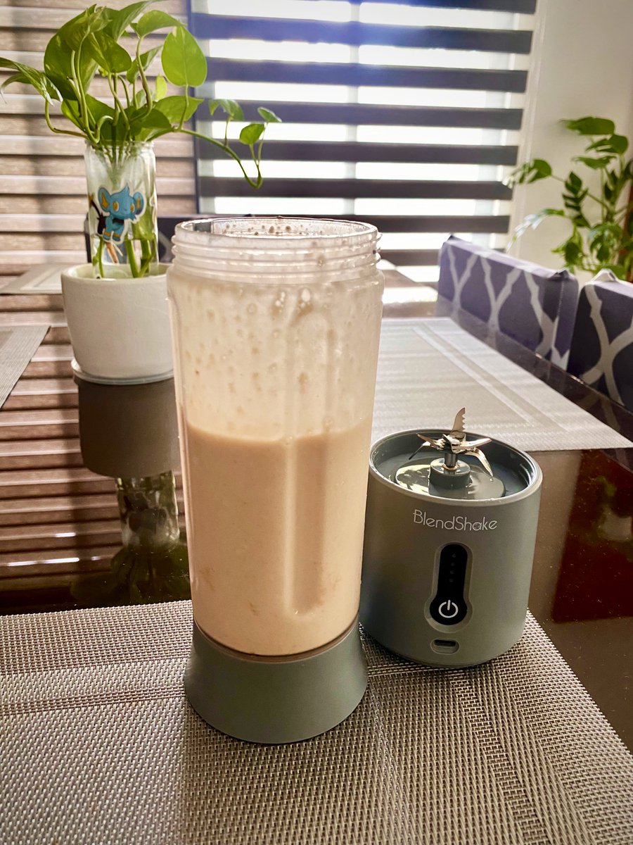 enjayneer's tweet photo. Protein smoothie (45g protein, 746 calories):

Blend together 200 ml soy milk, 1 serving #Prothin Ripped Whey, 2 tsp peanut butter, 1/2 cup quick oats, 100 ml greek yogurt, 1 whole banana, a dash of cinnamon https://t.co/RlaVYbtxRP