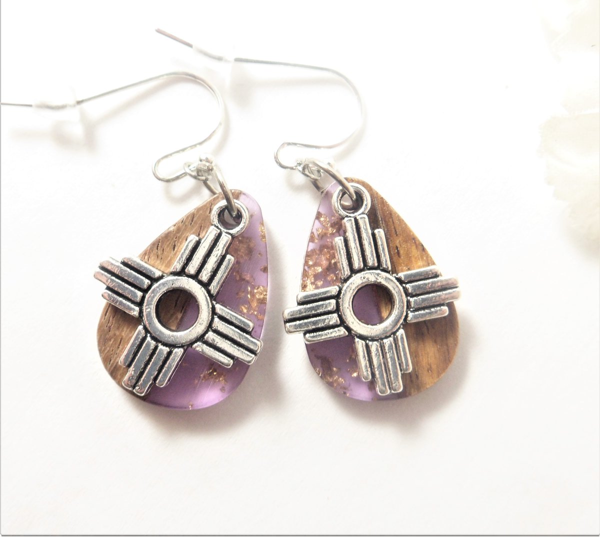 These unique Zia earrings are created from purple gold foil and wood resin charms with antique silver Zia charms. They dangle 1 1/2 inches on silver plate ear wires. Check out how they sparkle in the light. 

#enchantedroseshop

etsy.me/3JbI5S2
#pottiteam