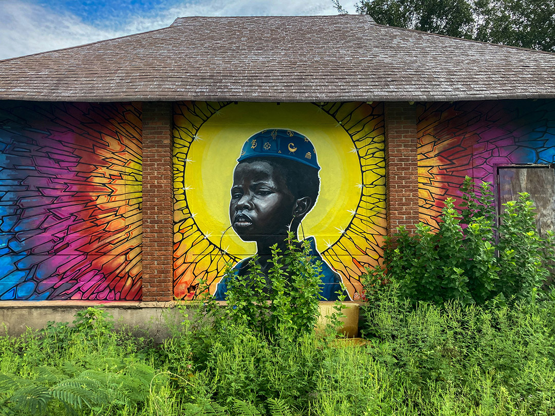 exploringmacon's tweet photo. A striking mural by Kevin Scene Lewis in the Pleasant Hill, Macon neighborhood. @MaconGaSoul @knightmacon @CFCGA @historicmacon #NoChurchintheWild #Mural #Painting #Colorful #Bright #Beauty #Relilience #Girl #Hope #Art #Artist #KevinSceneLewis #PleasantHill #Macon #Georgia https://t.co/Q5upxkRybW