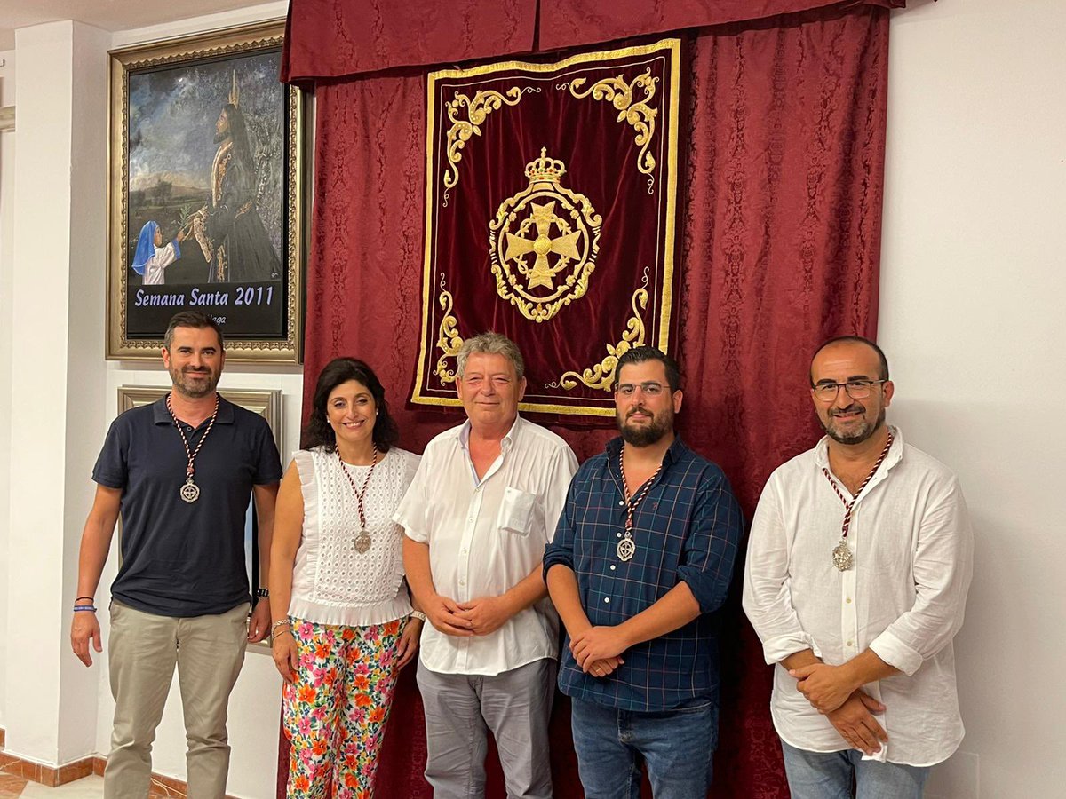 AgrupCofradVele's tweet photo. 🔴 INSTITUCIONAL 

En la noche de ayer se recibió en el seno de este ente a los nuevos Hermanos Mayores que pasan a integrar la mesa de la Agrupación de Cofradías.
Siendo nuestro presidente quien impusiera la medalla de nuestra institución a: https://t.co/fdap5Xp1Oi