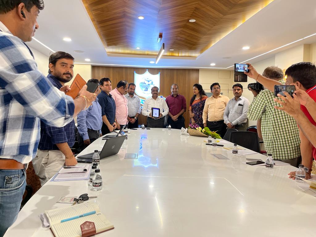 MSInSociety's tweet photo. As a part of their @mahastartupweek pilot, Valectus has developed an app, Swachhata Har Kadam, for GIS-based real-time monitoring of cleanliness of toilets, for the @PanvelCorp. The app was launched by Shri Ganesh Deshmukh, Commissioner, @PanvelCorp. 

@dskushwah_singh https://t.co/YkibSzefWm