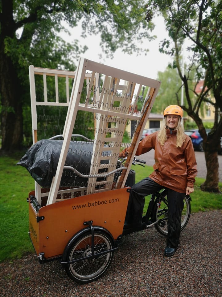 lastcykel's tweet photo. En lastcykel klarar rejält med last. Tex sängar. Foto: Lisa ME. 

#cargobike #lastenrad #bakfiets #bicidecarga #velocargo #lastcykel #cykla #lastipyörä #lastesykkel #ladcykel #fossilfrittsverige #mobilist #fossilfrifärdplan #klimat2030 #cyclelogistics #logistics #swgreen https://t.co/UaqpmTlLIT