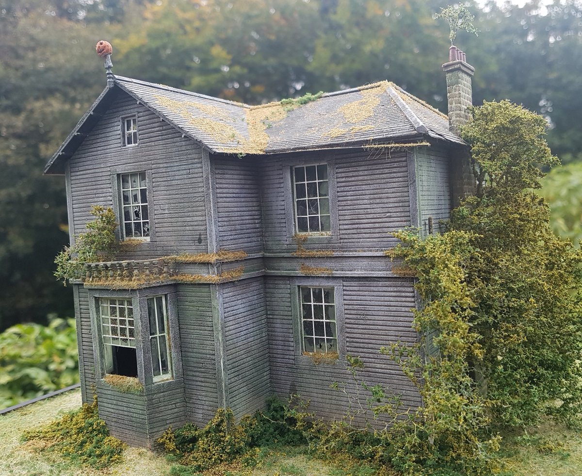 lnr_models's tweet photo. Today’s #MHHSBD challenge is spooky, and I’m positive this is my spookiest house. I absolutely loved making this and wish I’d lit it now.. https://t.co/kyX0r4puc9