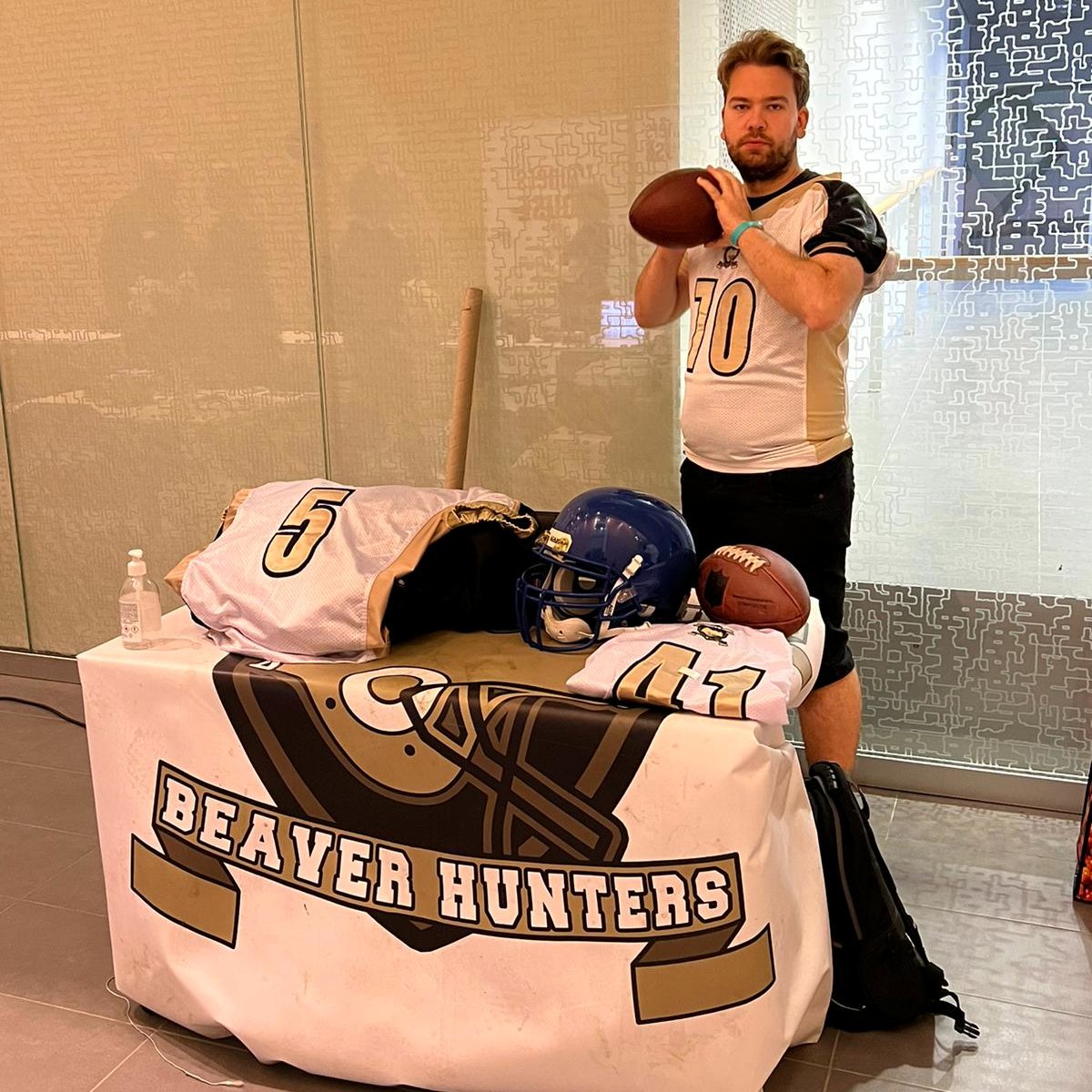 UTUFootball's tweet photo. Welcome to campus, new students!
We're at #StudyInTurku fair at ICT-City building. Come say hi and talk football with us!
@UniTurku @AboAkademi @TurkuAMK #utufootball #beaverball https://t.co/9tVl1VBBdk