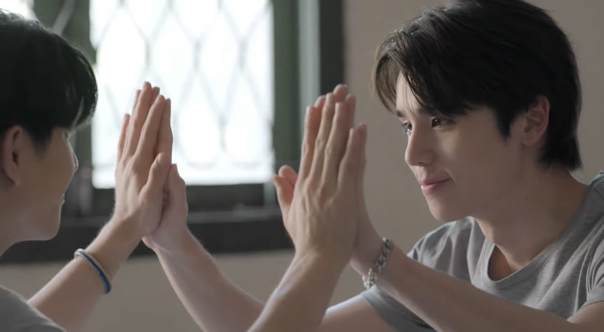talaypuen's tweet photo. Puen has bigger hands😭😭 https://t.co/QY0VayCy1V