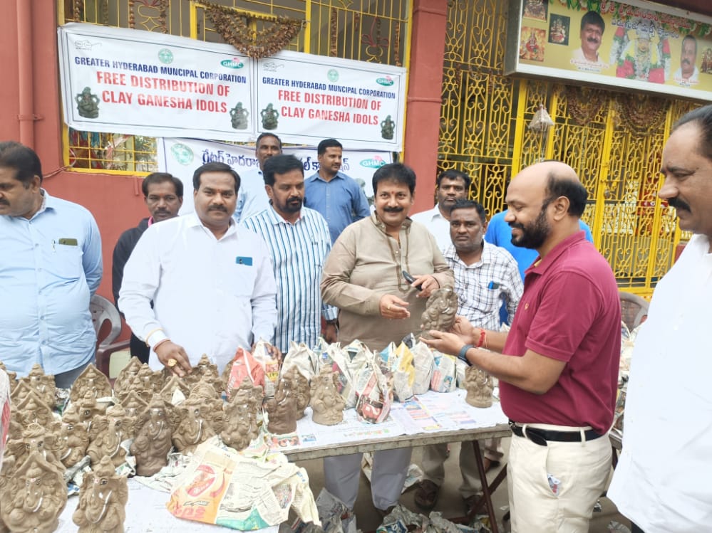 VVR_vishnurao's tweet photo. @GHMCOnline Distribution of eco friendly Ganesha at 7 temples Macha Bolarum 133 div by corporater Raj Jitendernath garu,DC Nagamani garu,
TRS Leaders Cader Surender Reddy, Srinivas goud, Srisailem, Vishnu VVR,Venkatesh Present.
@DCAlwalGHMC @KTRTRS #ghmc #GaneshChaturthi2022 https://t.co/xI0KqUjTds