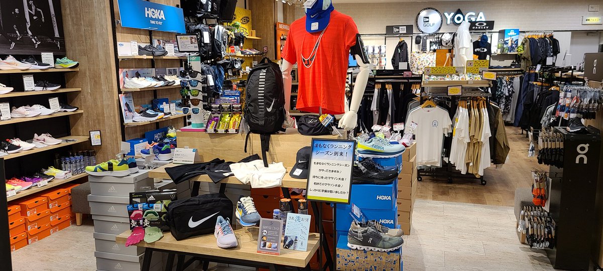 RUNFITNESS2's tweet photo. あと少しでランニングシーズン到来ですね(*^^*)

早速店頭のディスプレイをランニングに変更♪
秋冬モデルの新作も少しずつですが入荷してます！
  #ランニング  #新作  #溝口  #マルイ  #スポーツ好きと繋がりたい  #トレーニング https://t.co/xw4JJqQx3U