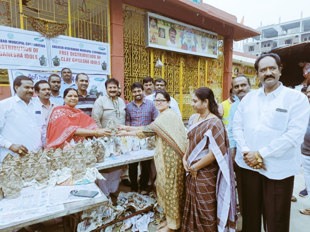 VVR_vishnurao's tweet photo. @GHMCOnline Distribution of eco friendly Ganesha at 7 temples Macha Bolarum 133 div by corporater Raj Jitendernath garu,DC Nagamani garu,
TRS Leaders Cader Surender Reddy, Srinivas goud, Srisailem, Vishnu VVR,Venkatesh Present.
@DCAlwalGHMC @KTRTRS #ghmc #GaneshChaturthi2022 https://t.co/xI0KqUjTds
