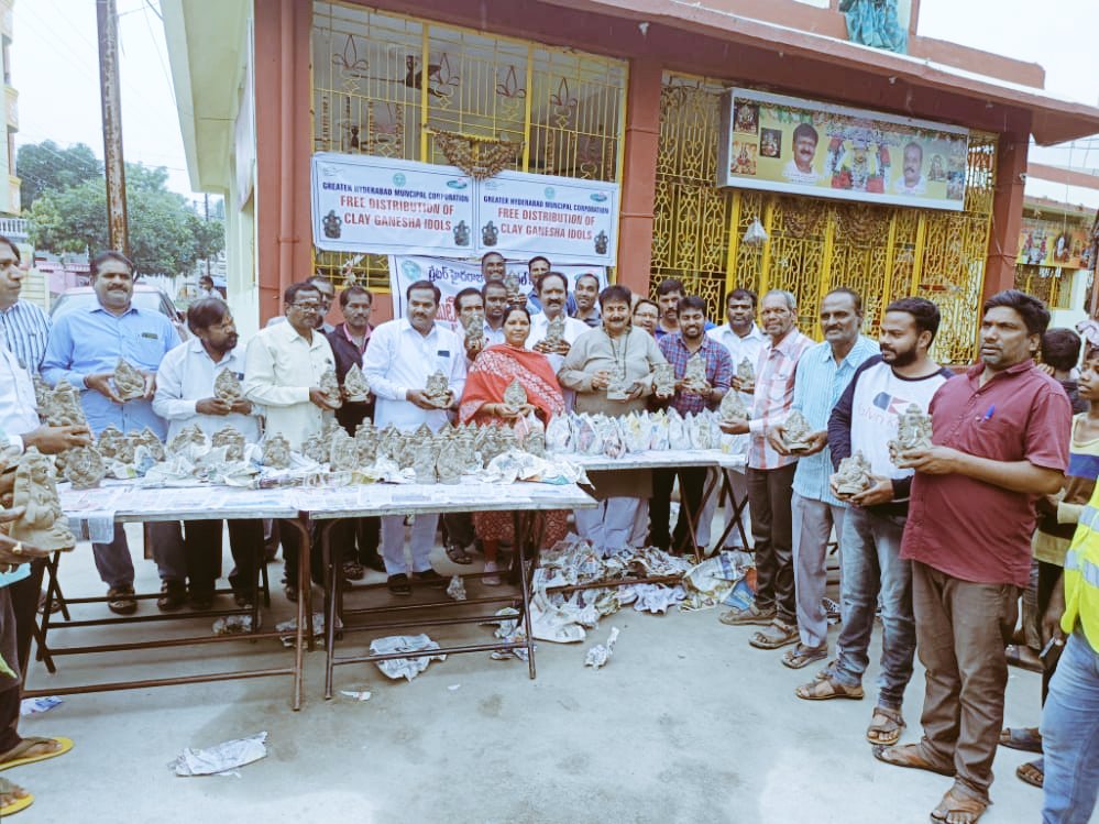 VVR_vishnurao's tweet photo. @GHMCOnline Distribution of eco friendly Ganesha at 7 temples Macha Bolarum 133 div by corporater Raj Jitendernath garu,DC Nagamani garu,
TRS Leaders Cader Surender Reddy, Srinivas goud, Srisailem, Vishnu VVR,Venkatesh Present.
@DCAlwalGHMC @KTRTRS #ghmc #GaneshChaturthi2022 https://t.co/xI0KqUjTds