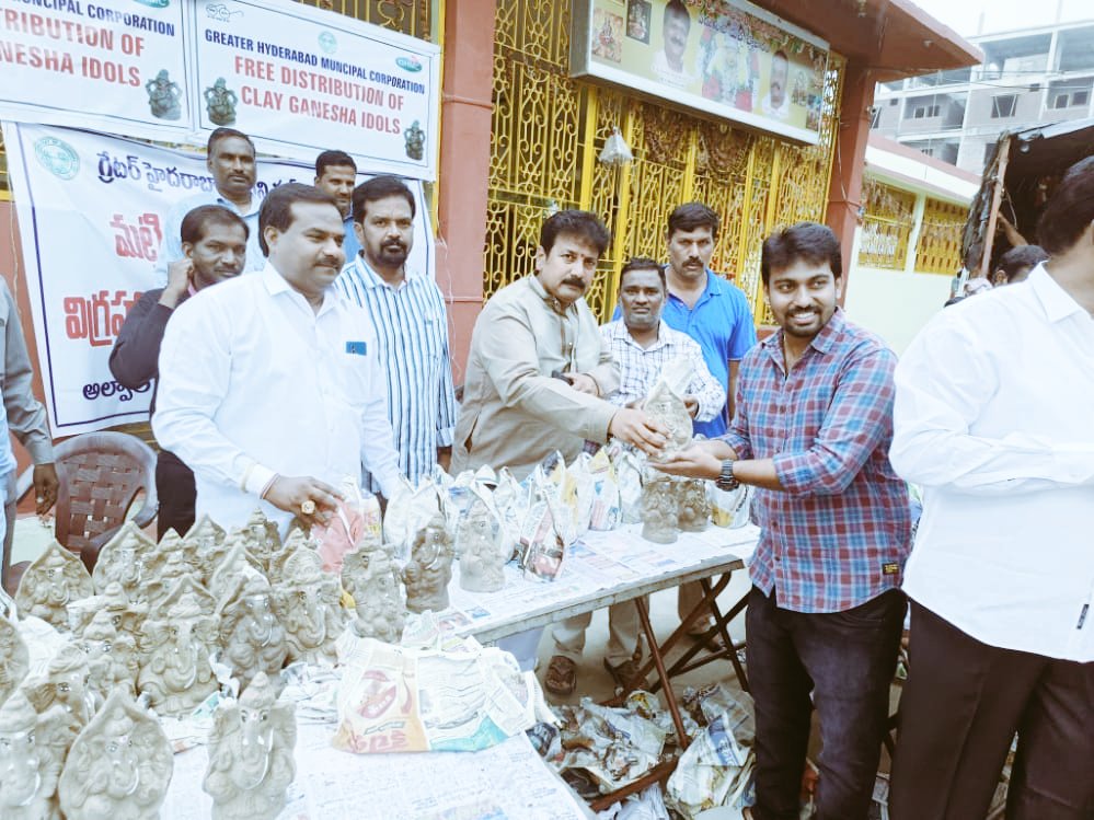 VVR_vishnurao's tweet photo. @GHMCOnline Distribution of eco friendly Ganesha at 7 temples Macha Bolarum 133 div by corporater Raj Jitendernath garu,DC Nagamani garu,
TRS Leaders Cader Surender Reddy, Srinivas goud, Srisailem, Vishnu VVR,Venkatesh Present.
@DCAlwalGHMC @KTRTRS #ghmc #GaneshChaturthi2022 https://t.co/xI0KqUjTds