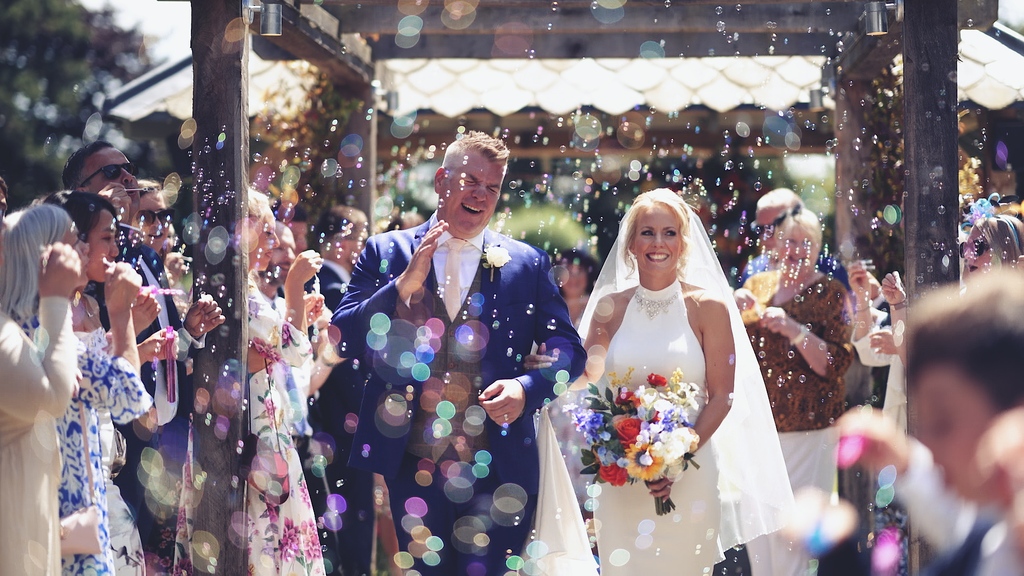 RideoutFilms's tweet photo. Lois + Paul / Baddow Park House

venue: @baddowparkhouse
photographer: @shiannemercerphotography
mua: @debbielloydmua
hair: @weddinghairbytara
florist: @fauxevermore
cake: @hellosweet_thing
entertainer: @ajentertainers
. https://t.co/UKUustHLiO