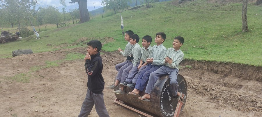 Hassen_Wadiyan's tweet photo. #IndianArmy organized sports activities at #Markul, #Kupwara District. 110 children from #Diwar, #Dardpura & #Mirgi village participated.
#Kashmir
#HumSayaHaiHum
#KheloIndia
#Youth
#girlchildempowerment
@manojsinha_
@FatimaDar_jk
#tuesdayvibe https://t.co/k4aGRcLj2o