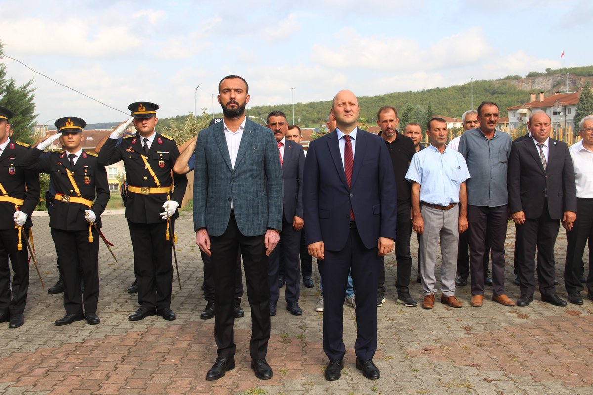 ferizlibel's tweet photo. Kaymakamımız Hasan Balcı ve Belediye Başkan V. @HalimKlk1 ile birlikte 30 Ağustos Zafer Bayramı’mızın 100. yıl dönümü münasebetiyle çelenk sunma törenini Hükümet Konağı önünde gerçekleştirdik.

30 Ağustos Zafer Bayramımız kutlu olsun. 🇹🇷 https://t.co/mqzQZmAIo2