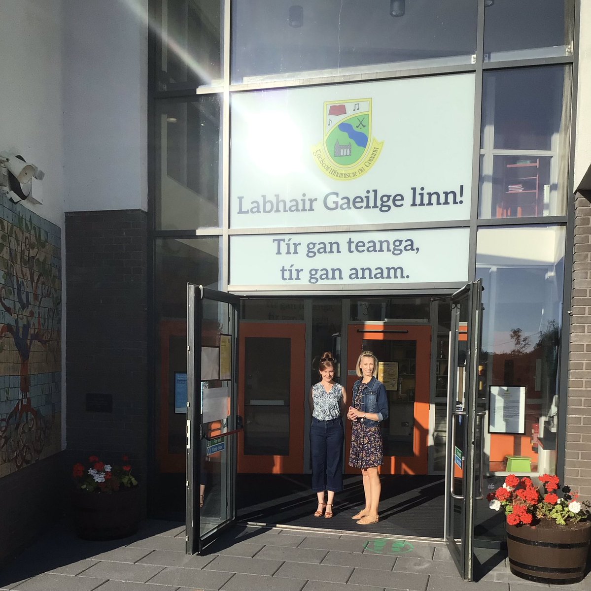GaelscoilMnaC's tweet photo. Príomhoide Áine agus leas-phríomhoide Róisín réidh chun fáilte a chur riomh na páistí don scoil bhliain nua. 
Fáilte ar ais gach éinne. https://t.co/1uRQ5yggMt