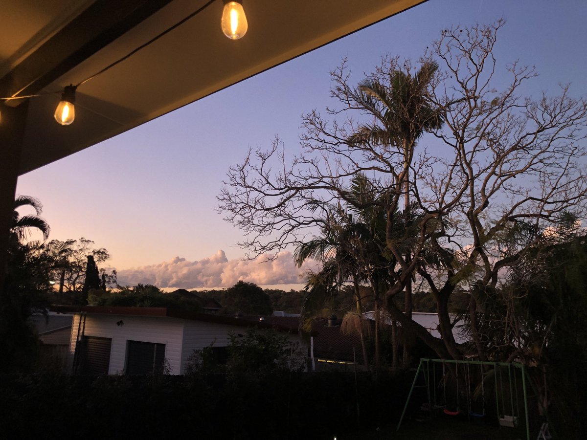 DanielJohnston6's tweet photo. Amazing cloud formation at dusk. https://t.co/qwuQ3W575b