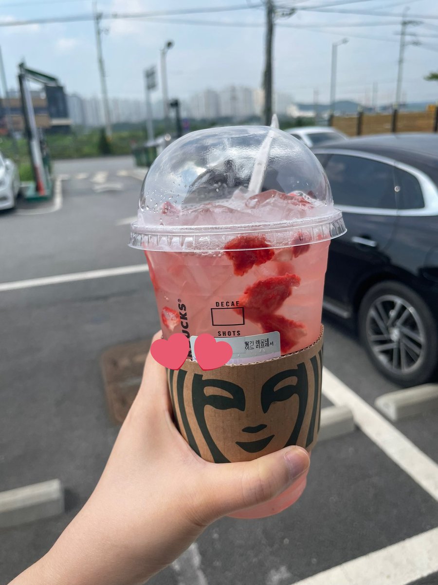CosmeUnny's tweet photo. 미국애들이 이거 맛있다고 그렇게 막 난리난리길래 마셔봤는데 생각한것보다 덜 불량식품 맛 나고 비쌈 ㅎㅎㅎㅎㅎㅎㅎ https://t.co/7PMrnpMQtS