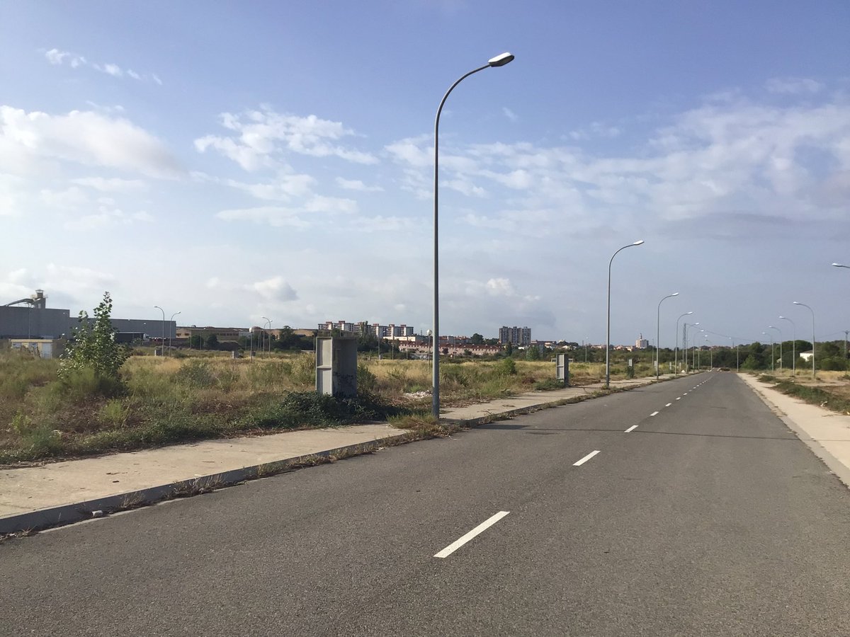 Poligonsbcn's tweet photo. En #Valls tenemos 40.000 m2 de suelo, para contrucción de nave industrial o logística. En polígono consolidado,urbanizado y con servicios. Nos puedes pedir información en albertpaluzie@poligons.com https://t.co/VYIWwpupYi #Tarragona #Suelo #Naves #Logística https://t.co/u42Yz8Zy9t