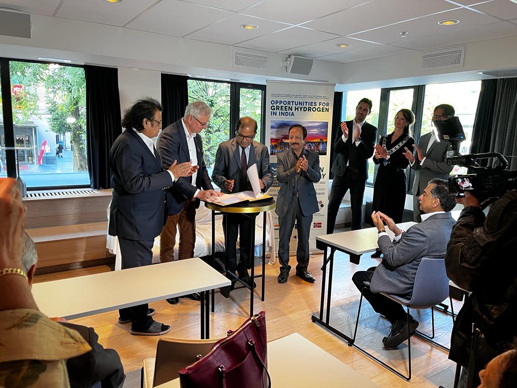 #ICS2022 | On occasion of ICS 2022, 2 MoUs have been signed to take forward Green Hydrogen Mission in India.
MoU b/w Green Stat Norway &amp; NAYARA Energy to set up a demonstration plant for Green Hydrogen prod.
<a href="/icshydrogen/">International Climate Summit (ICS 2022)</a> @frihammer <a href="/STURLE2010/">STURLE H PEDERSEN</a> <a href="/phdchamber/">PHD Chamber</a> @GREENSTATas <a href="/rustagimk/">Mahendra rustagi</a>