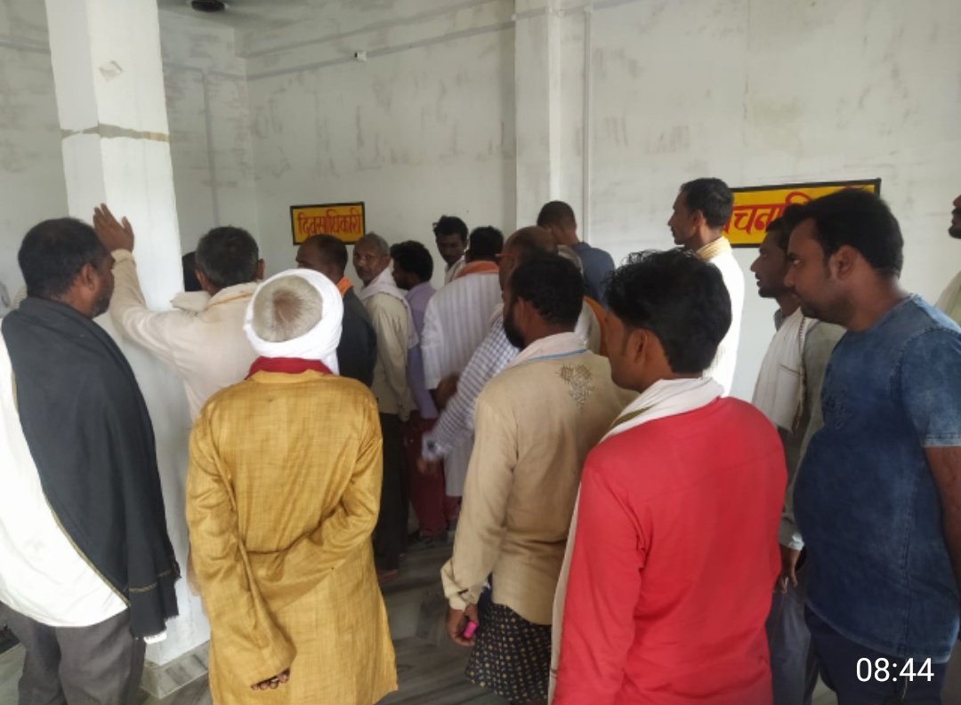 #चित्रकूट #एससी_एसटी_कानून_की_धौंस के चलते अनकंट्रोल बोधीलाल.
#डिग्गी_पिटवाकर_पूरे_गांव_को_दी #गाली_बहन_बेटियों_को_किए_अश्लील कमेंट,परेशान सैकड़ों ग्रामीणों ने पुलिस से लगाई गुहार।
सरधुआ थाना क्षेत्र के रैपुरवा गांव का मामला
<a href="/Uppolice/">UP POLICE</a> <a href="/dgpup/">DGP UP</a> <a href="/igrangealld/">IG Range Prayagraj</a>  <a href="/PMOIndia/">PMO India</a> <a href="/chitrakootpol/">Chitrakoot Police</a>