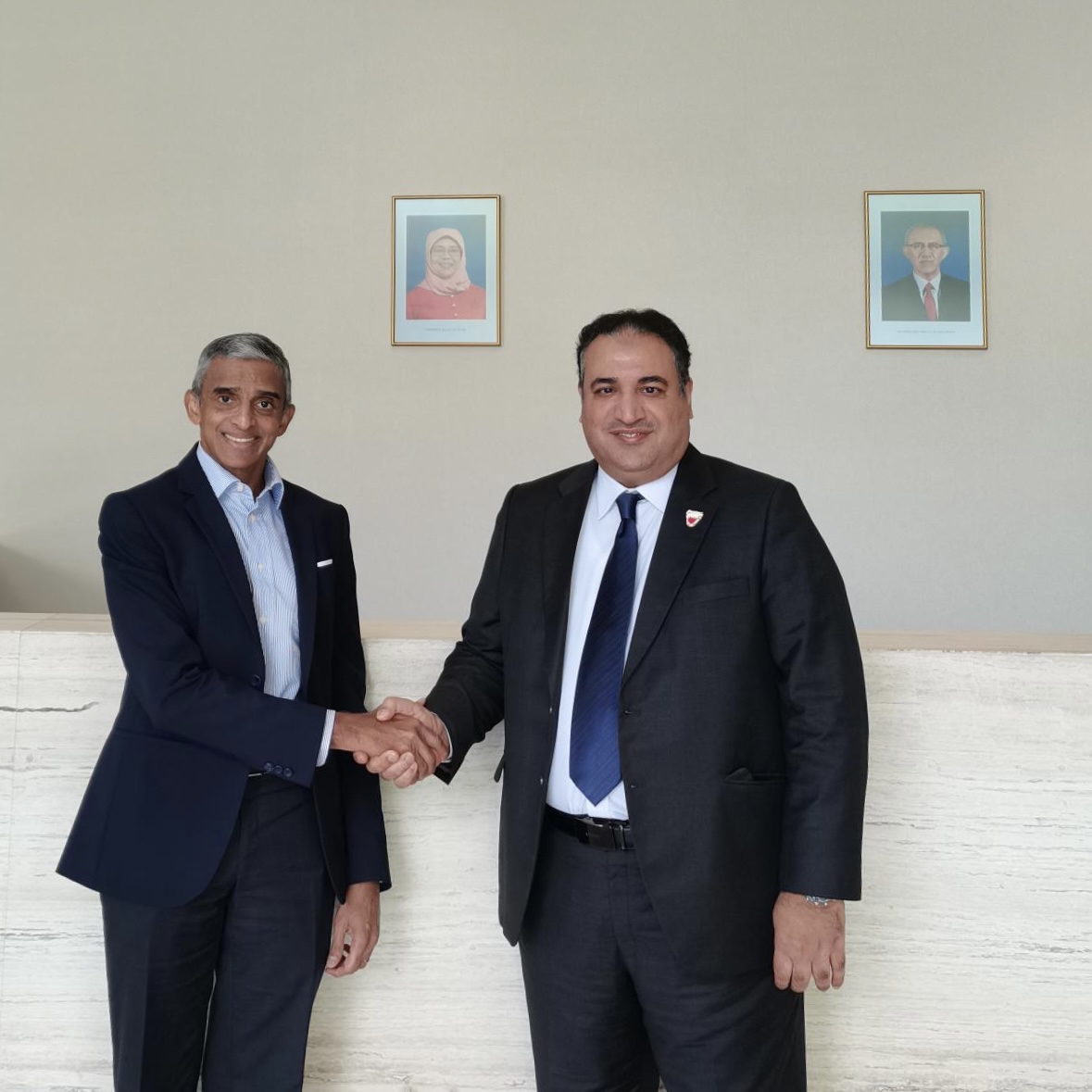 استقبل سعادة السفير فانو مينون سفير جمهورية سنغافورة الصديقة في كوالالمبور عميد السلك الدبلوماسي الماليزي، السيد رشاد الشيخ القائم بأعمال سفارة مملكة البحرين في كوالالمبور، وتطرقت المقابلة إلى تعزيز سبل التعاون بين البلدين إلى جانب مناقشة عدد من الموضوعات محل الاهتمام المشترك.