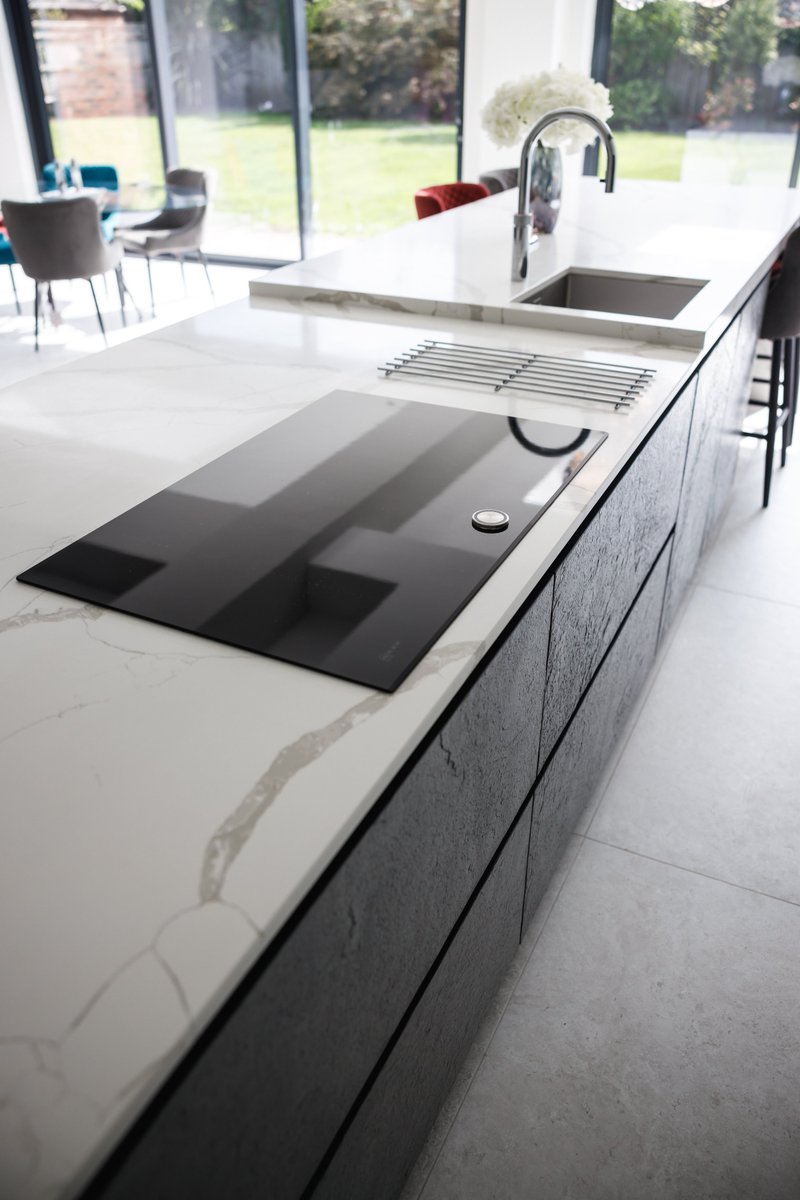 modernkitchens's tweet photo. If you're a cookaholic, an electric hob might be just what you need for your kitchen design!
To find out more, head over to: https://t.co/rZEJXSb3fB
#kitchendesign #kitchenhobs #kitchenideas #kitchenrenovation #inductionhob #electrichob #kitchencooking #neffappliances https://t.co/Wm3Mt0sLaI