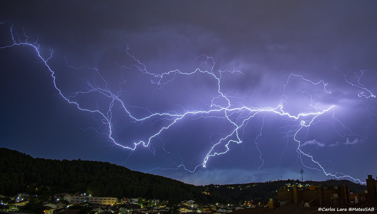 MeteoSAB's tweet photo. Casi se queda en el tintero!!! Otro de los rayos de la #tormenta que disfrutamos anoche desde #SantAndreudelaBarca https://t.co/w8zTnMV79P