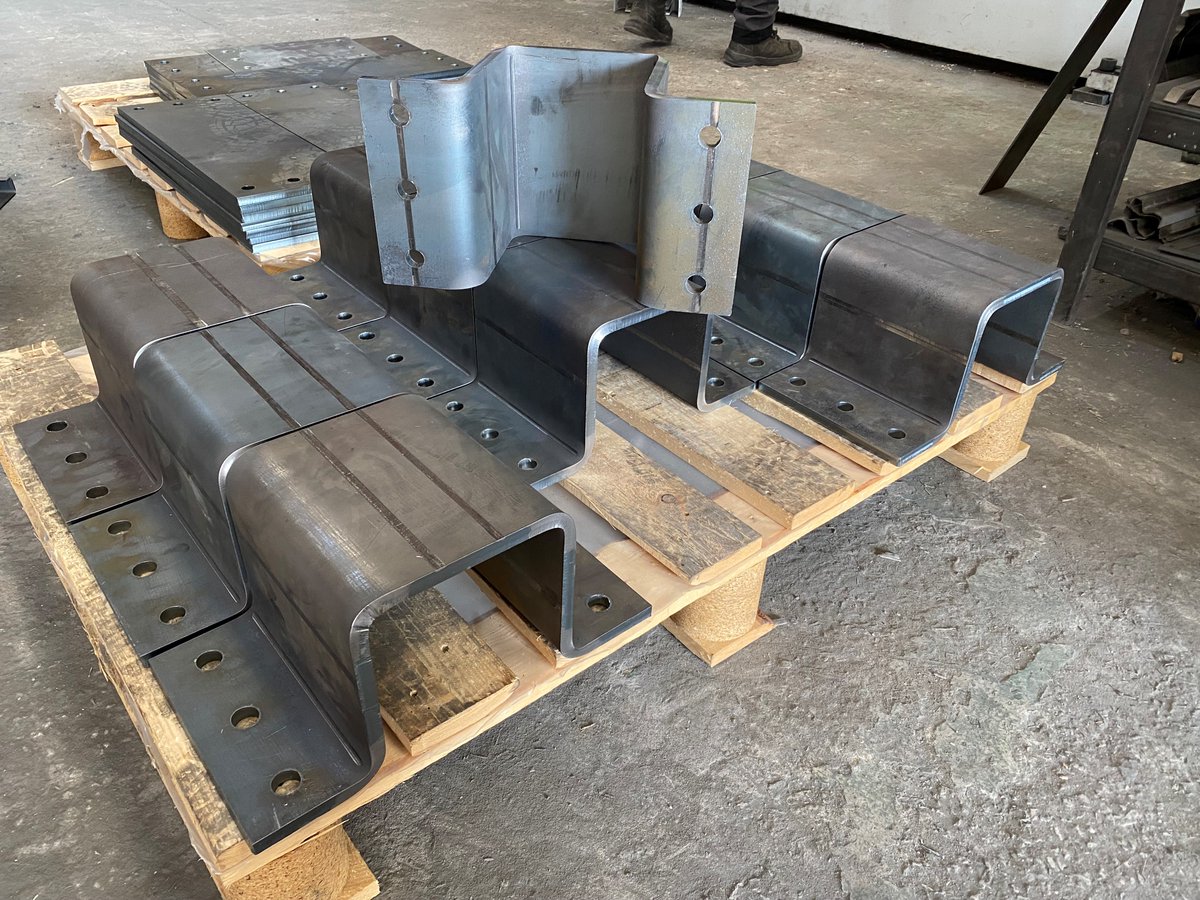 Busy start this morning continuing with the forming of these 12mm thick mild steel profiles

#forming #pressbrake #mildsteel #engineering #ukmanufacturing